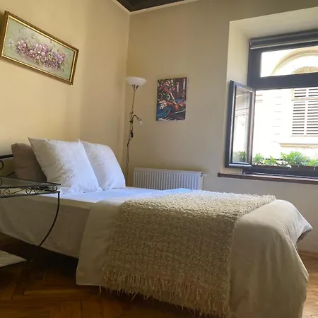 Apartamento вірменська14 центр не далеко від ж д вокзалу звітні документи *